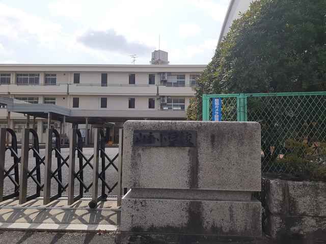 近くの総社市立山手小学校まで600m(徒歩8分)