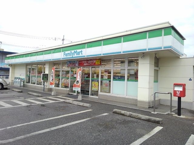 近くのファミマ高原小学校前店まで750m(徒歩10分)