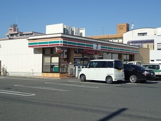 近くのセブンイレブン西尾寄住店まで550m（徒歩7分）