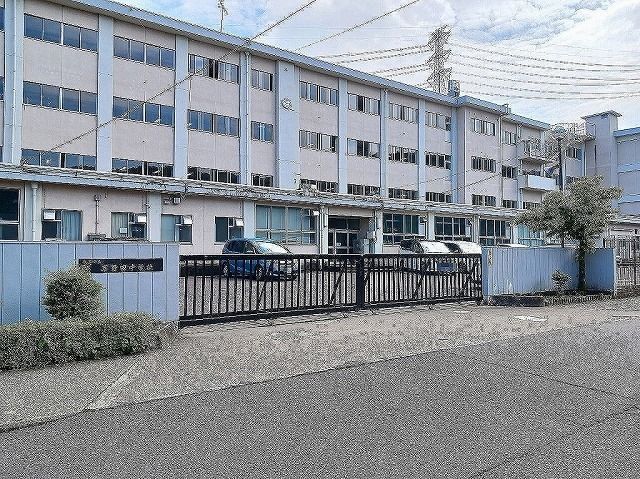 近くの岐阜市立岩野田中学校まで900m（徒歩12分）