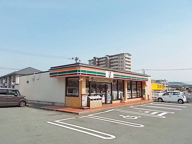 近くのコンビニまで950m（徒歩12分）