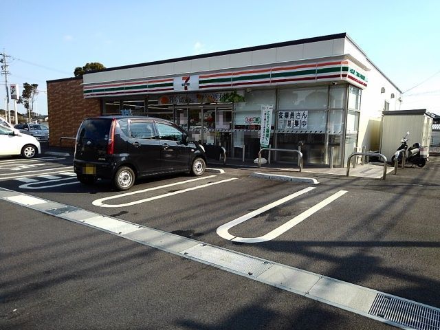近くのコンビニまで700m（徒歩9分）