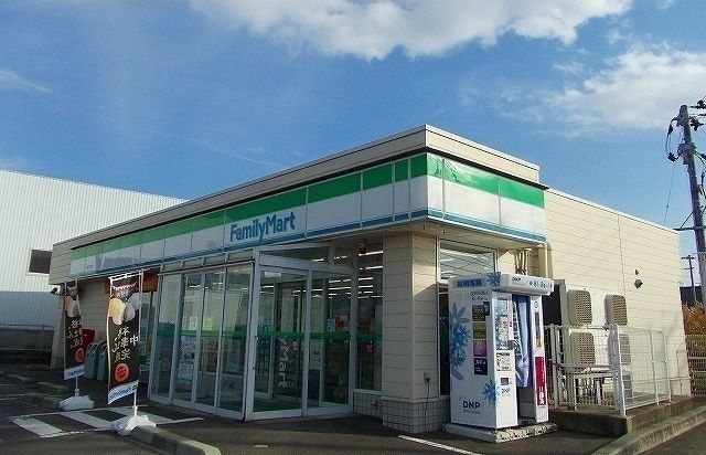 近くのファミリーマート大館住吉町店まで600m（徒歩8分）