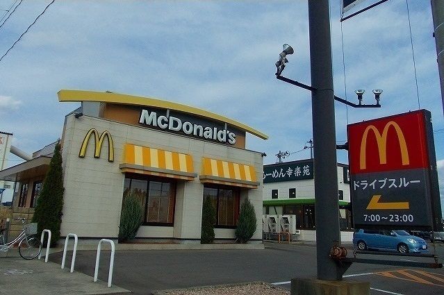 近くのマクドナルド７号線大館店まで500m（徒歩7分）