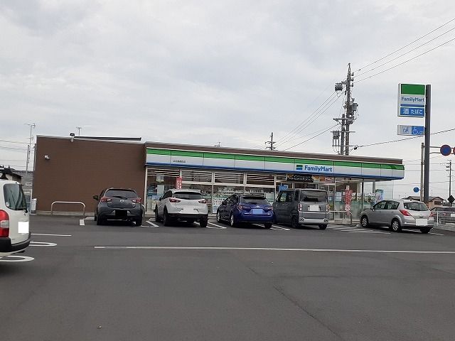 近くのファミリーマート浜松馬郡町店まで700m（徒歩9分）
