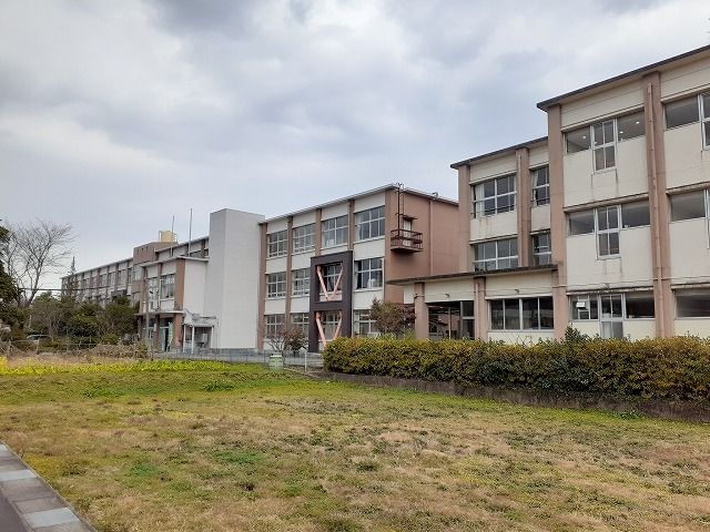 近くの倉吉市立社小学校まで1,600m（徒歩20分）