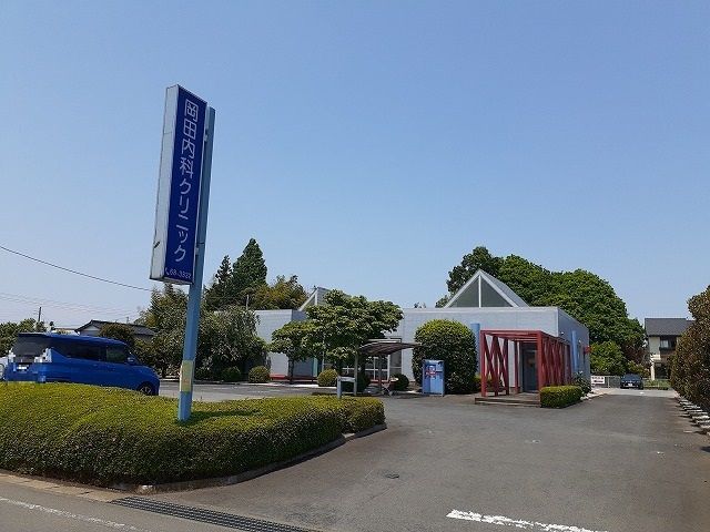 近くの岡田内科クリニックまで700m（徒歩9分）