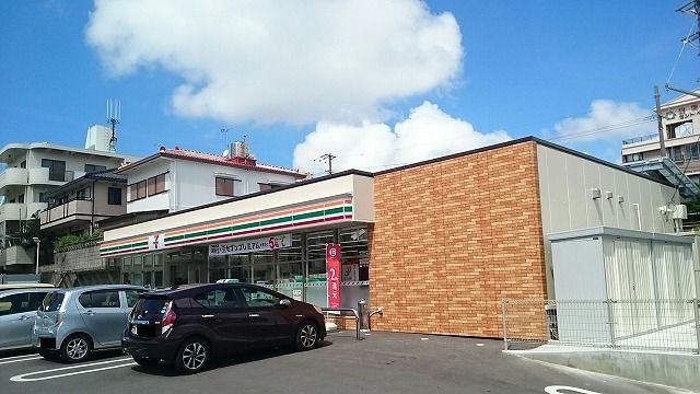 近くの那覇市役所まで2,800m(徒歩35分)