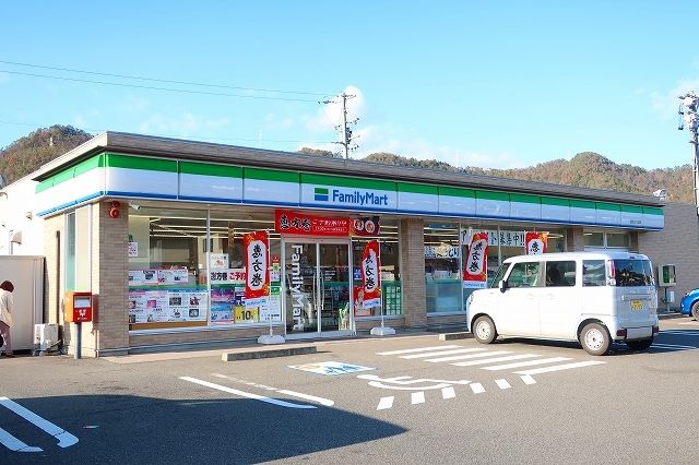 近くのファミリーマートまで1,700m(徒歩22分)