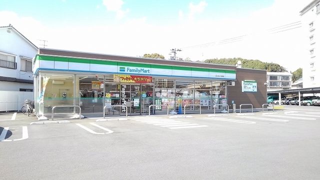 近くのファミリーマートまで500m（徒歩7分）