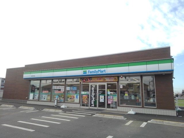 近くのファミリーマート下妻下木戸店まで550m（徒歩7分）