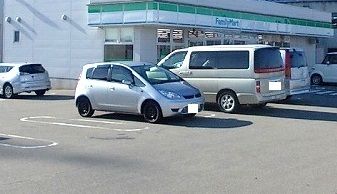 近くのファミリーマートまで600m（徒歩8分）