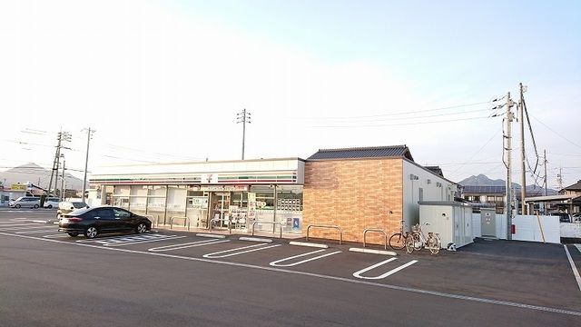 近くのコンビニまで450m（徒歩6分）