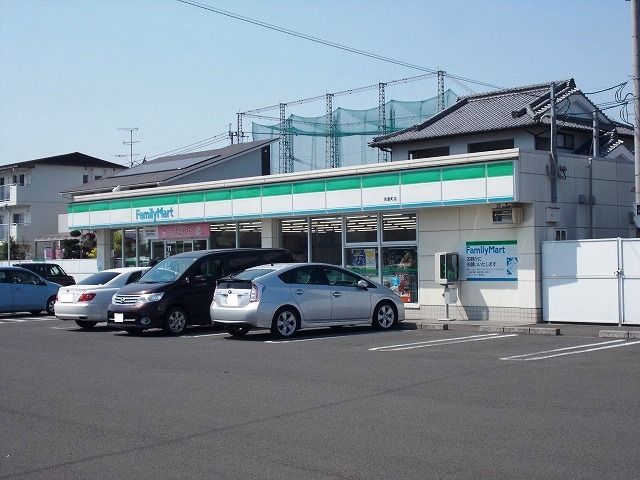 近くのファミリーマート若葉店まで600m（徒歩8分）
