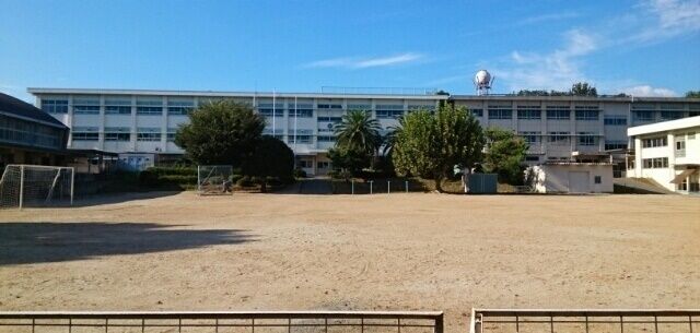近くの平尾小学校まで1,240m（徒歩16分）