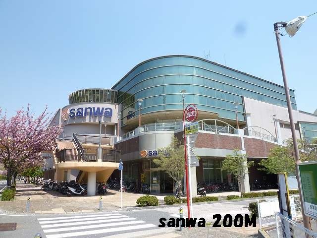 近くのスーパーまで200m（徒歩3分）