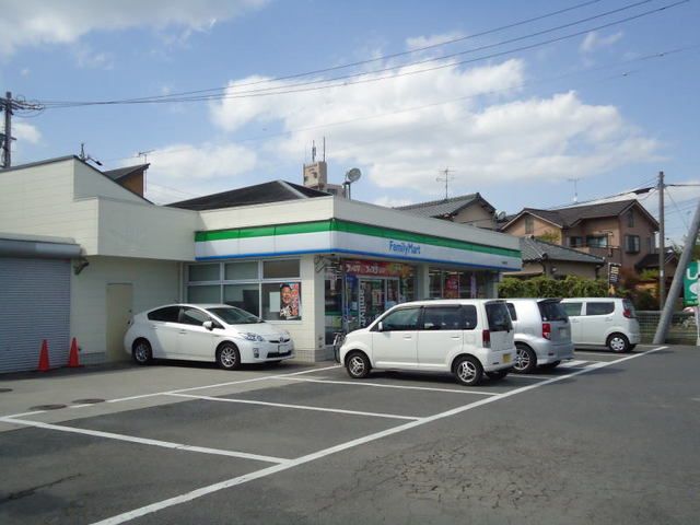 近くのファミリーマート岡崎橋目店まで550m（徒歩7分）