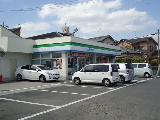 近くのファミリーマートまで650m（徒歩9分）