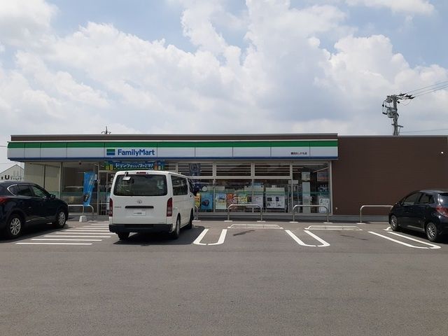 近くのファミリーマートまで450m（徒歩6分）