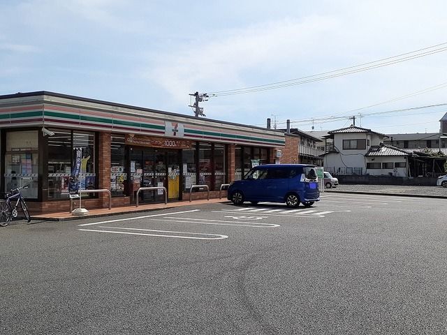 近くのセブンイレブン新外３丁目店まで400m（徒歩5分）