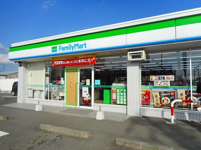 近くのファミリーマート小笠赤土店まで750m（徒歩10分）