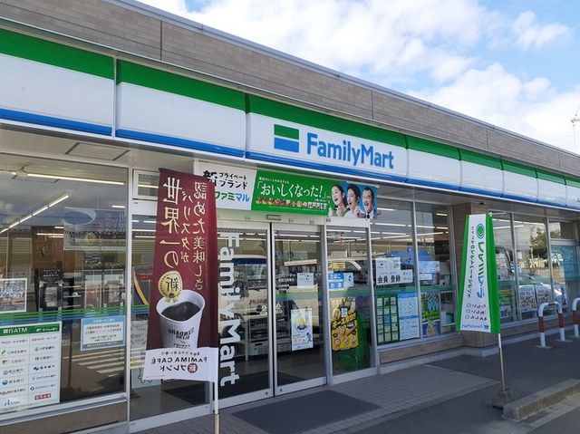 近くのファミリーマート黒部立野東店まで140m（徒歩2分）
