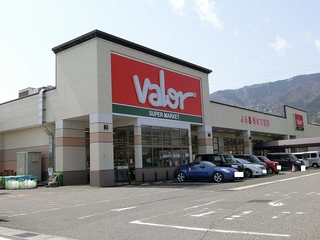 近くのスーパーマーケットバロー池田店まで900m（徒歩12分）