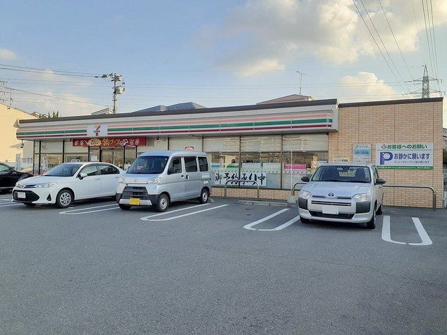 近くのセブンイレブン粕屋内橋店まで750m（徒歩10分）