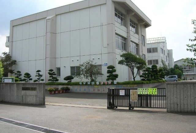 近くの富里市立七栄小学校まで1,400m（徒歩18分）