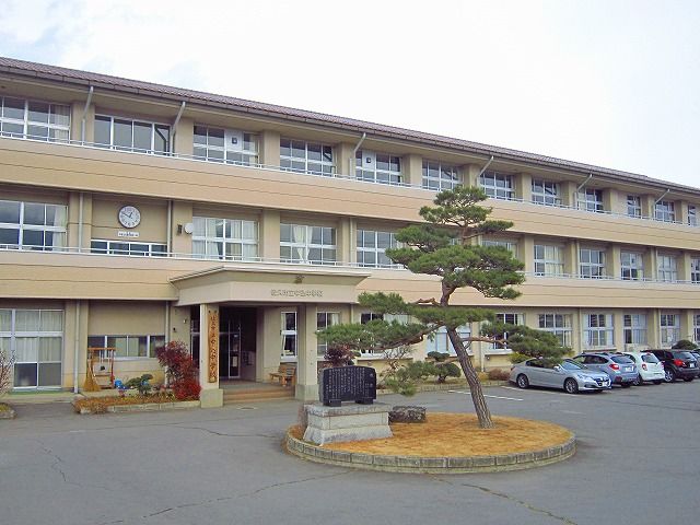 近くの浅間中学校まで880m（徒歩11分）