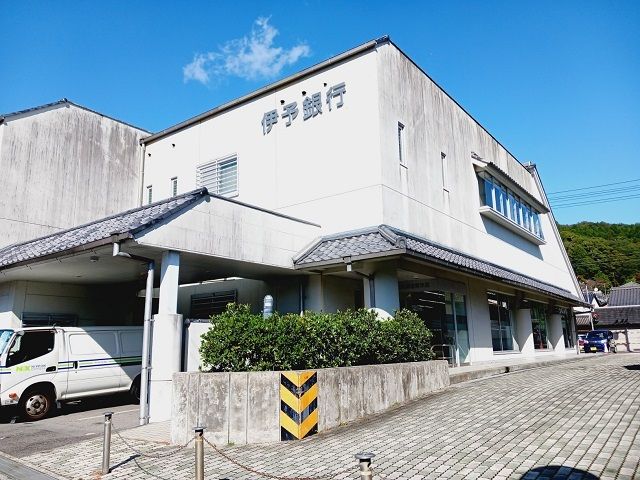 近くの伊予銀行卯之町支店様まで1,100m（徒歩14分）