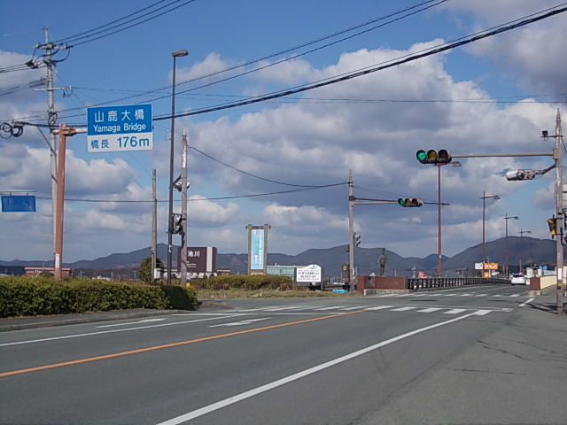 近くの山鹿大橋まで1,100m(徒歩14分)
