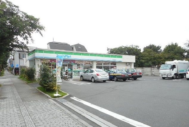 近くのファミリーマートまで600m(徒歩8分)