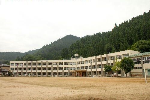 近くの智頭町立智頭小学校まで1,200m(徒歩15分)