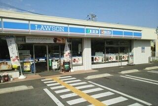 近くのローソン越谷下間久里仲田店まで450m（徒歩6分）