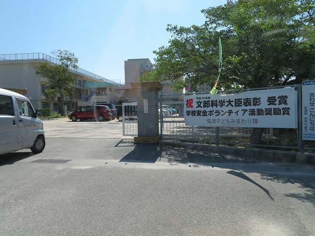 近くの防府市立佐波小学校まで750m（徒歩10分）