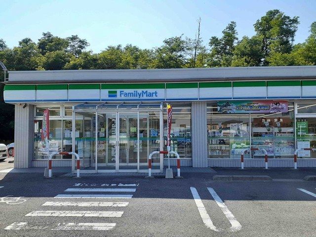 近くのファミリーマート能代港入口店まで463m(徒歩6分)