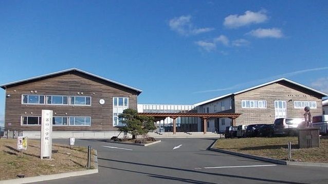 近くの第四小学校まで1,400m（徒歩18分）