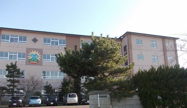 近くの能代南中学校まで2,100m（徒歩27分）