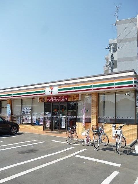 近くのセブンイレブン福生熊川店まで10m（徒歩1分）