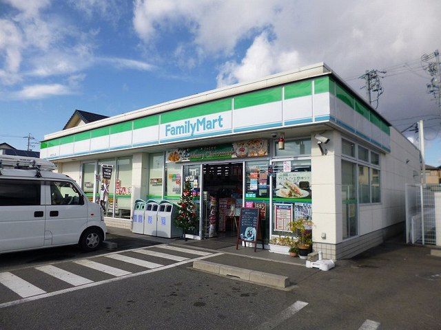 近くのファミリーマート 北外山店まで450m（徒歩6分）