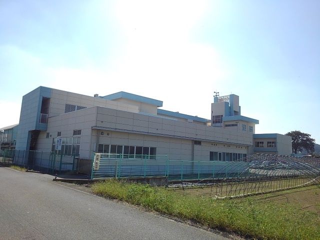 近くの栃木市立西方小学校まで450m(徒歩6分)