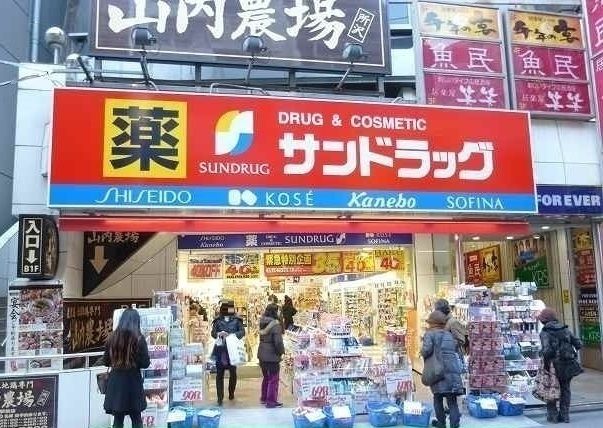 近くのサンドラッグ所沢駅前店まで800m（徒歩10分）