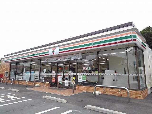 近くのコンビニまで670m（徒歩9分）