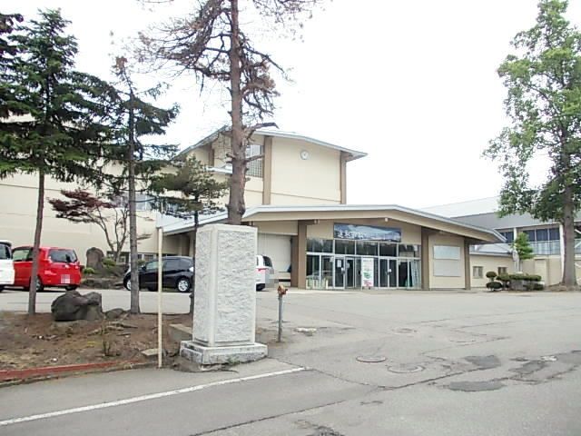 近くの横手南中学校まで900m(徒歩12分)