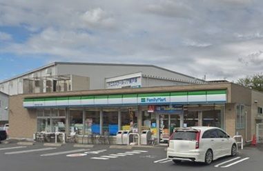 近くのファミリーマートまで475m（徒歩6分）