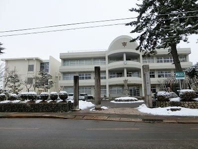 近くの安田中学校まで1,600m(徒歩20分)