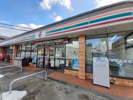 近くのセブンイレブン郡山咲田２丁目店まで150m（徒歩2分）