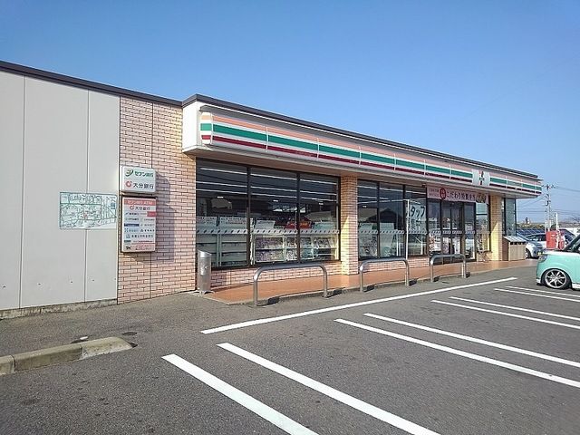 近くのコンビニまで500m（徒歩7分）