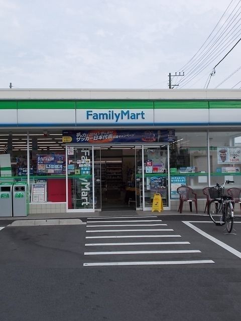 近くのファミリーマート拝島駅北店まで300m（徒歩4分）